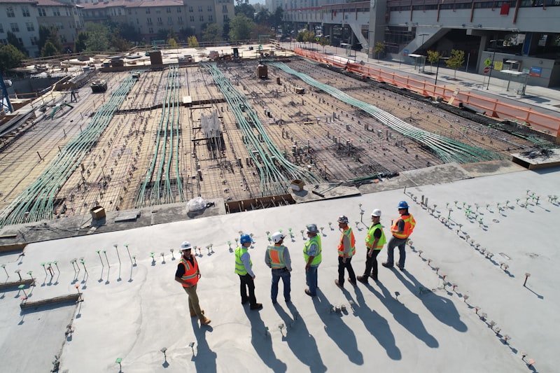 Equipe de construção civil em obra